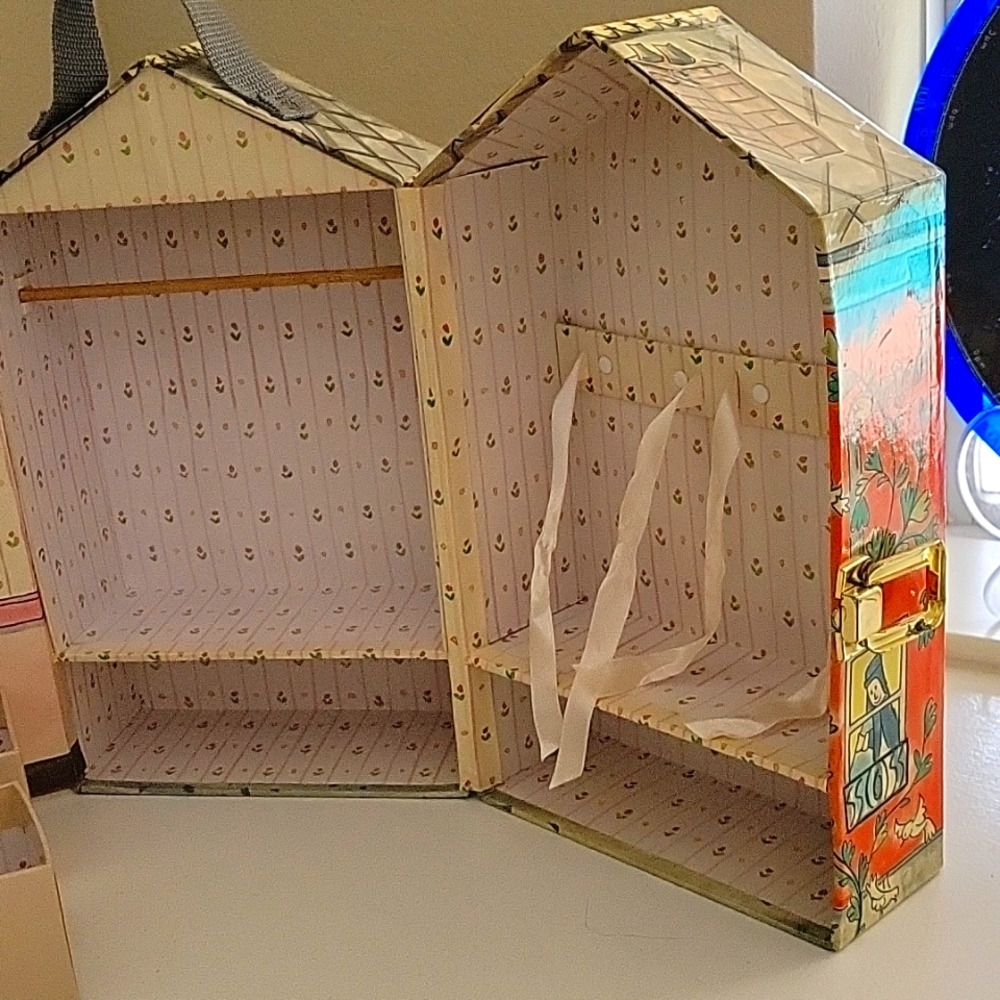 MADELINE'S HOME DOLLS, EDEN TOYS, PARISIAN DECOR, CLOTHS/ DOLL CARRYING TRUNK. - Picture 10 of 10